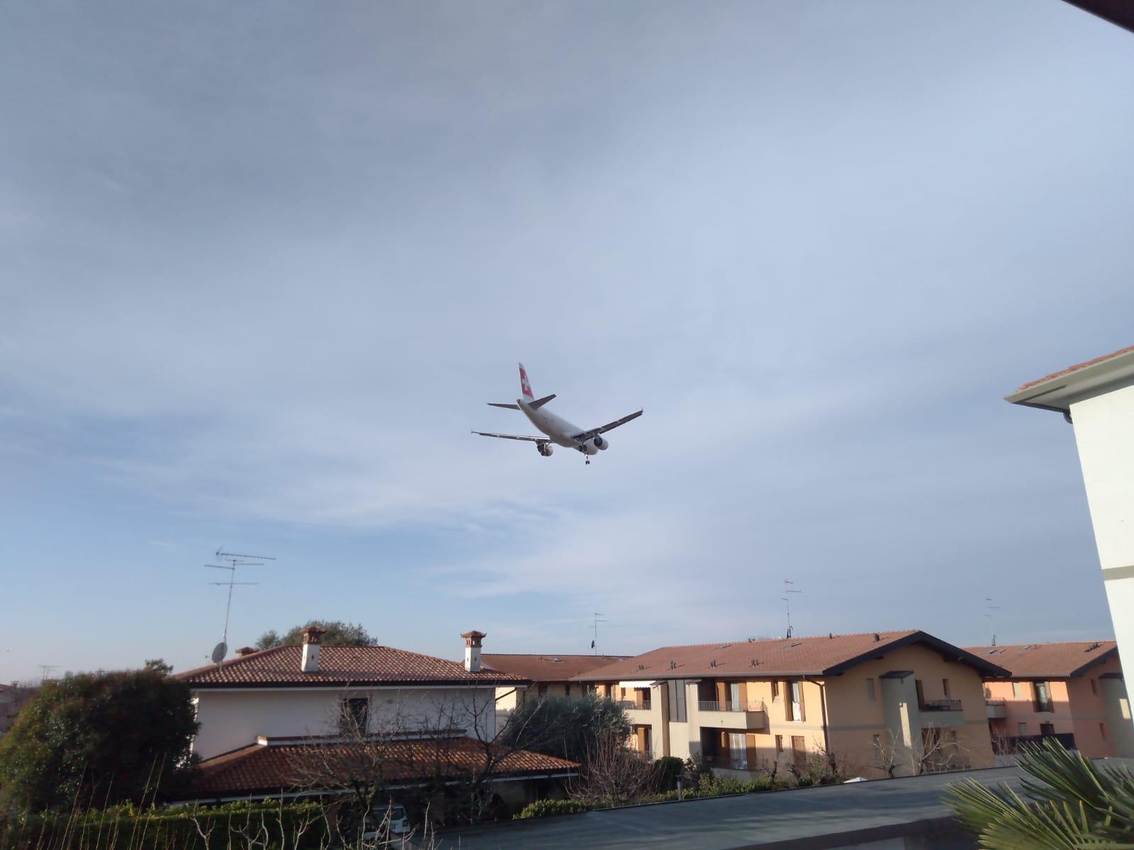 Copertina per Ronchi, un Airbus A320 si addestra nei cieli della Bisiacaria